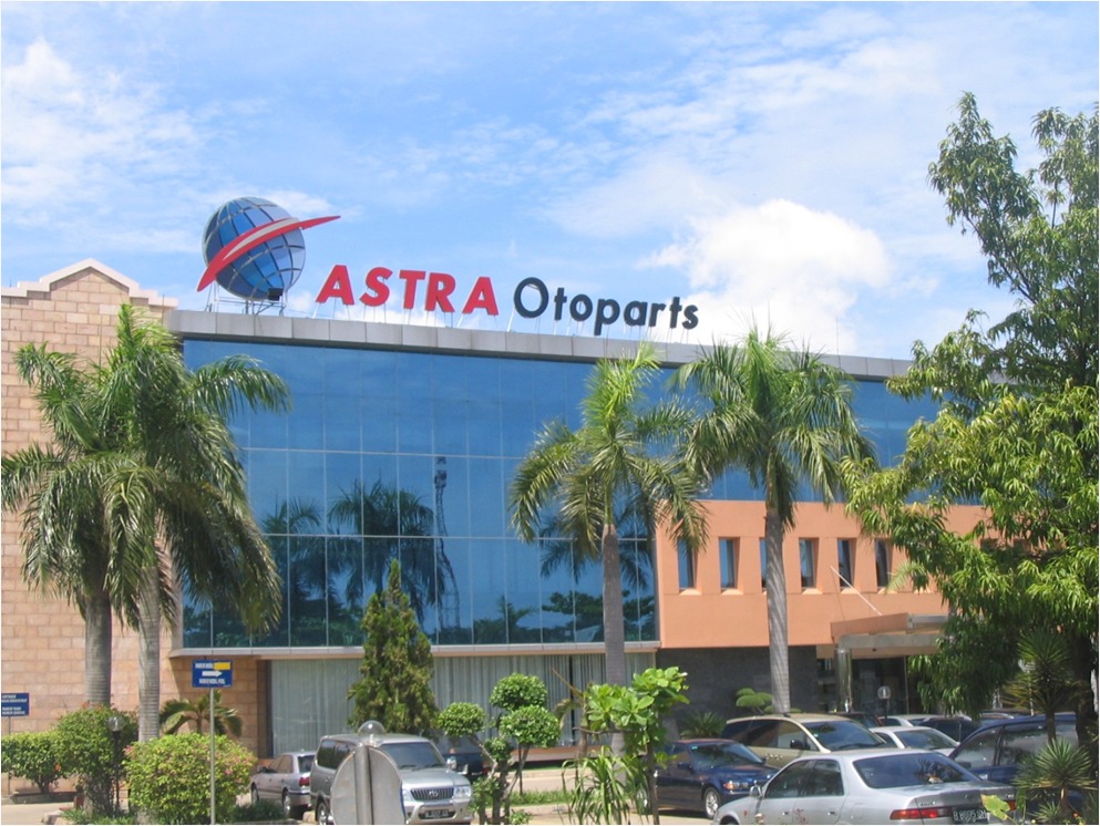 Lettering Astra Otoparts pada gedung